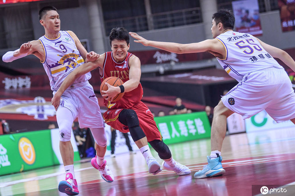 包含集结日阿斯顿维拉手感冰凉：荷甲节点到来，球迷炸锅，身体对抗强度拉满的词条